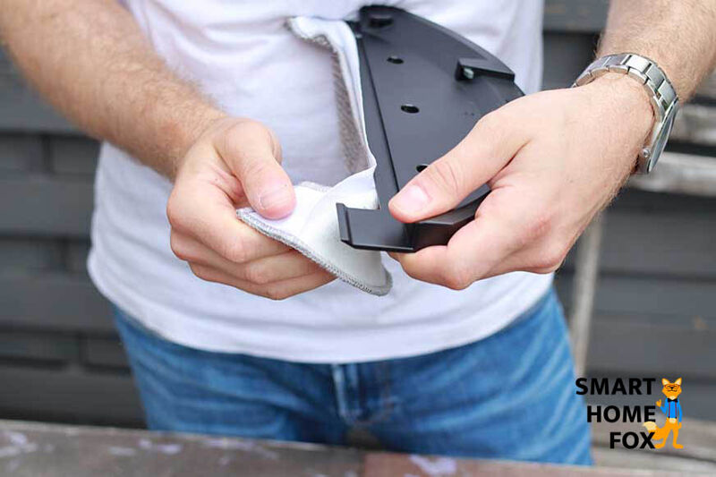 Das Wischtuch wird an der Wischplatte befestigt